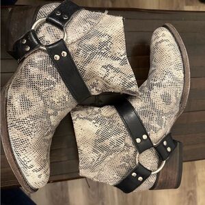 FREEBIRD handmade Snakeskin leather
Ankle Boots with removable black strap